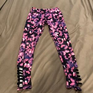 Active leggings with ankle cut out